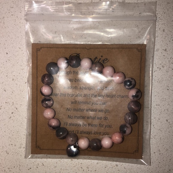 Beautiful Bestie Bracelet. Never worn .. - Picture 4 of 4